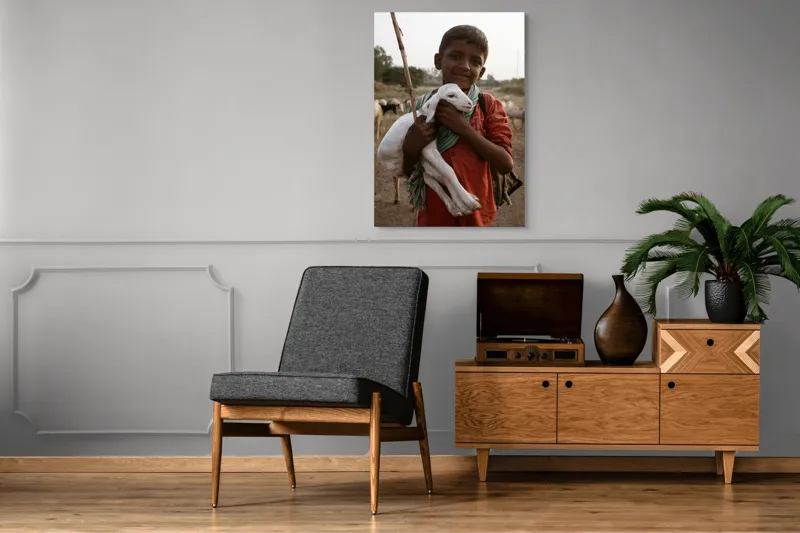 Tablou Canvas, "Băiatul și iedul alb îmbrățișați", 70 x 100 cm – poza 6