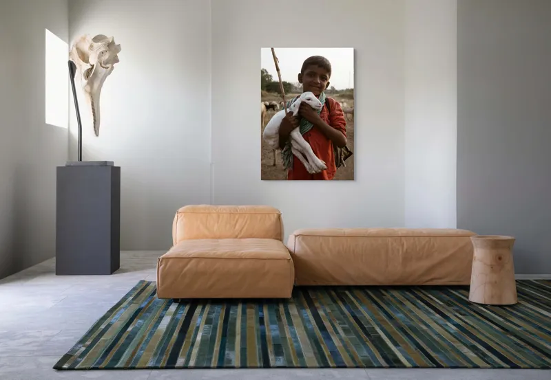 Tablou Canvas, "Băiatul și iedul alb îmbrățișați", 70 x 100 cm – poza 7