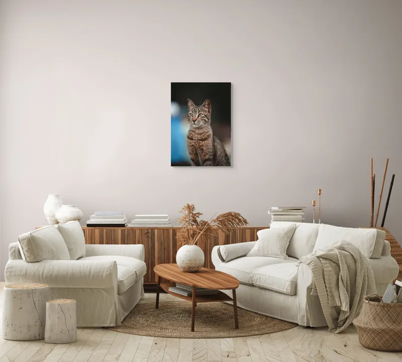 Tablou Canvas, "Pisica misterioasă privește departe", Pisică, Tigrată, Eleganță, Privire, Blană, Vibrantă, Postură, Calmă, 50 x 70 cm – poza 4