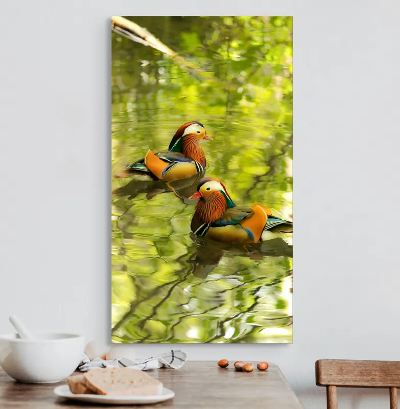 Tablou Canvas, "Mandarine oglindite pe apă liniștită", Mandarina, Apă, Verdeață, Reflecție, Plutire, Natură, Serenitate, Culoare, Păsări, Linie., 50 x 90 cm – poza 3