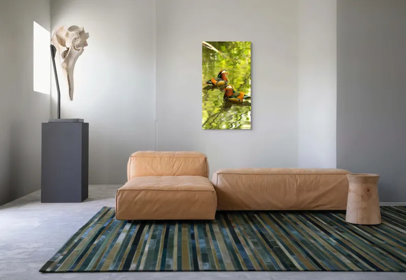 Tablou Canvas, "Mandarine oglindite pe apă liniștită", Mandarina, Apă, Verdeață, Reflecție, Plutire, Natură, Serenitate, Culoare, Păsări, Linie., 50 x 90 cm – poza 5