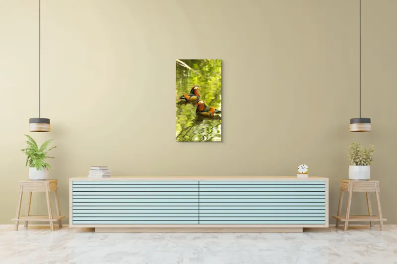Tablou Canvas, "Mandarine oglindite pe apă liniștită", Mandarina, Apă, Verdeață, Reflecție, Plutire, Natură, Serenitate, Culoare, Păsări, Linie., 50 x 90 cm – poza 6