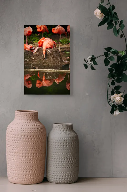 Tablou Canvas, "Flamingo adormit la marginea apei", Roz, Flamingo, Reflecție, Apă, Natură, Odihnă, Penaj, Exotism, Grup, Tranquilitate, 26 x 39 cm – poza 6