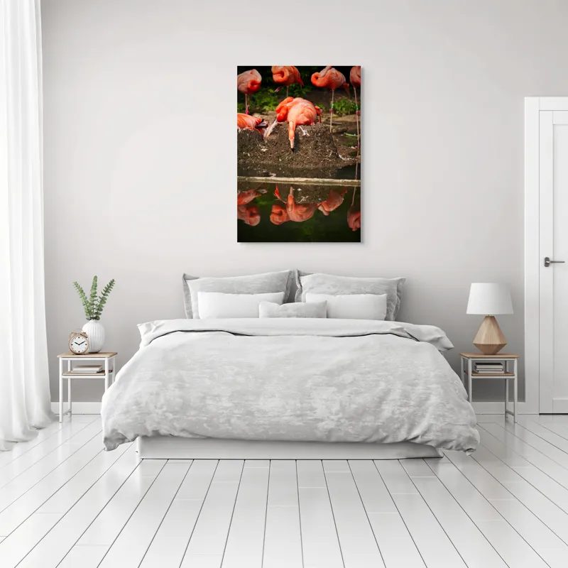 Tablou Canvas, "Flamingo adormit la marginea apei", Roz, Flamingo, Reflecție, Apă, Natură, Odihnă, Penaj, Exotism, Grup, Tranquilitate, 70 x 100 cm – poza 3