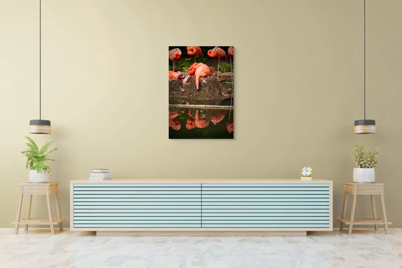 Tablou Canvas, "Flamingo adormit la marginea apei", Roz, Flamingo, Reflecție, Apă, Natură, Odihnă, Penaj, Exotism, Grup, Tranquilitate, 70 x 100 cm – poza 5