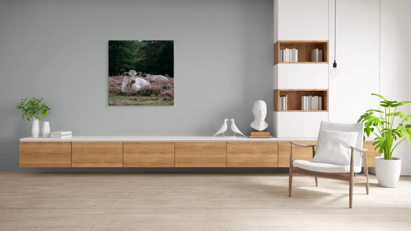 Tablou Canvas, "Vaci odihnindu-se pe lunci movii", Vacă, Plante, Pajiște, Natură, Relaxare, Copaci, Verde, Roz, Cer, Tranquilitate, 100 x 100 cm – poza 8