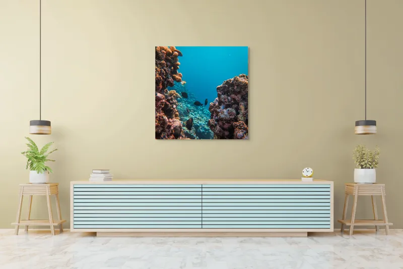 Tablou Canvas, "Adâncurile misterioase ale oceanelor albastre", Corali, Pești, Albastru, Ocean, Scufundare, Roci, Viață, Marine, Lumini, Adâncuri, 100 x 100 cm – poza 5