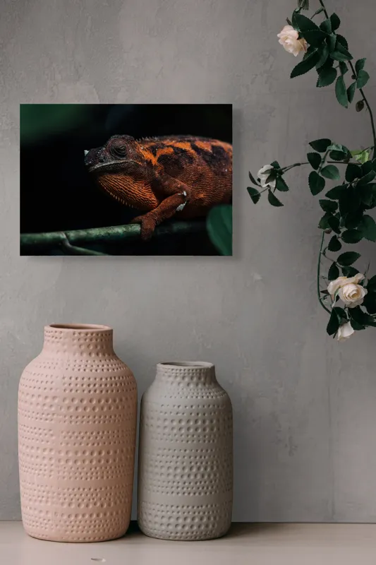 Tablou Canvas, "Cameleonul în umbra frunzelor verzi", Șopârlă, Camuflaj, Textură, Natură, Frunziș, Contrast, Ochii, Reptilă, 54 x 39 cm – poza 8