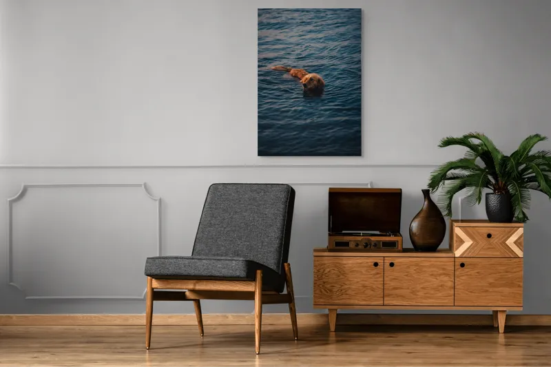 Tablou Canvas, "Aurora în valuri misterioase ale mării", Câine, Apă, Înot, Blană, Seninătate, Reflexie, Valuri, Calm, Aur, Libertate, 70 x 100 cm – poza 6