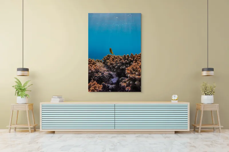 Tablou Canvas, "Exploratorul solitar al recifului albastru", Corali, Pește, Ocean, Albastru, Scufundare, Marine, Explorare, Lumină, Acvatic., 100 x 150 cm – poza 4