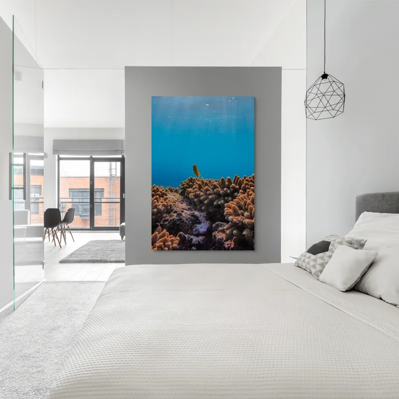 Tablou Canvas, "Exploratorul solitar al recifului albastru", Corali, Pește, Ocean, Albastru, Scufundare, Marine, Explorare, Lumină, Acvatic., 100 x 150 cm – poza 5