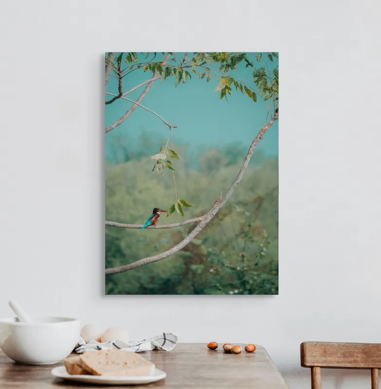 Tablou Canvas, "Pasărea albastră pe ramură subțire", Albastru, Frunziș, Pasăre, Ramură, Cer, Verde, Lumină, Natură, Tranquilitate, Frumusețe, 50 x 70 cm – poza 3