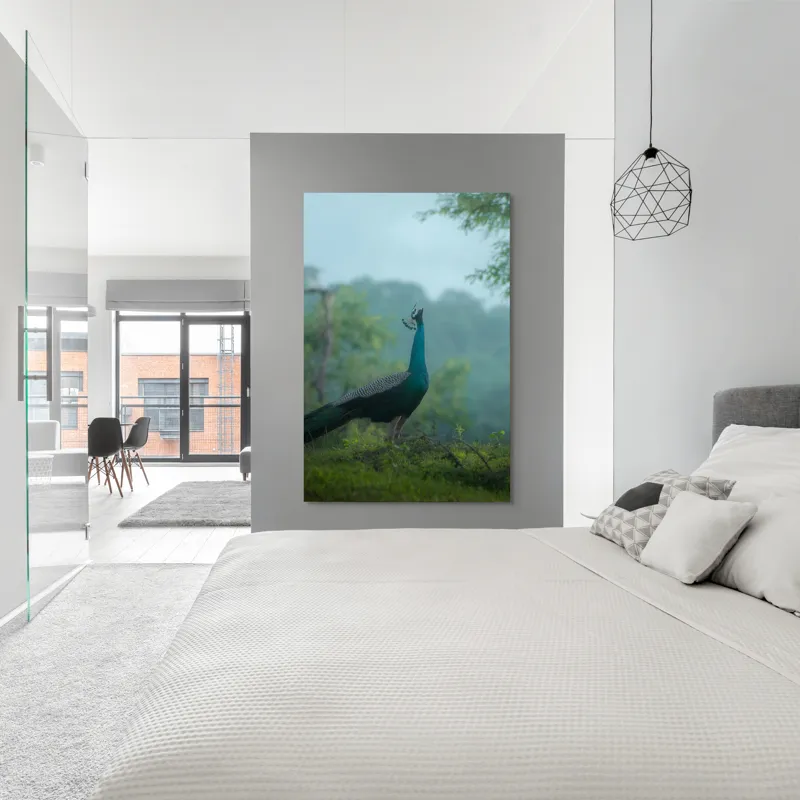 Tablou Canvas, "Pavo strălucitor în zori verzi", Păun, Verdeață, Ceață, Eleganță, Natură, Serenitate, Frumusețe, Pădure, Siluetă, Mister., 100 x 150 cm – poza 5