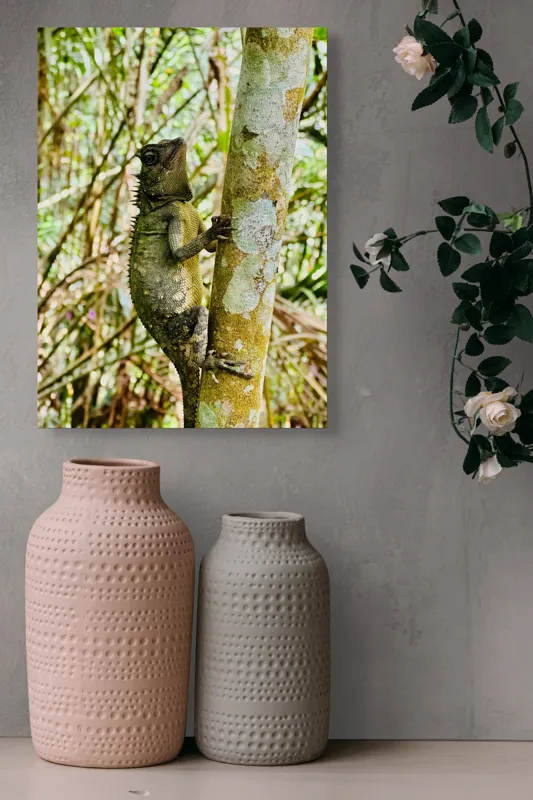 Tablou Canvas, "Șopârla exploratoare în jungla misterioasă", Şopârlă, Arbore, Pădure, Camuflaj, Vertebrate, Natură, Biodiversitate, Echilibru, Frunziş, Textură, 39 x 54 cm – poza 6