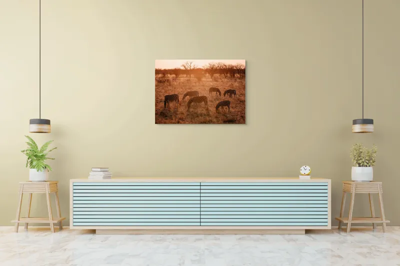 Tablou Canvas, "Zebre în lumina apusului african", Zebre, Apus, Savannah, Copaci, Iarbă, Siluete, Lumină, Relaxare, 100 x 70 cm – poza 4