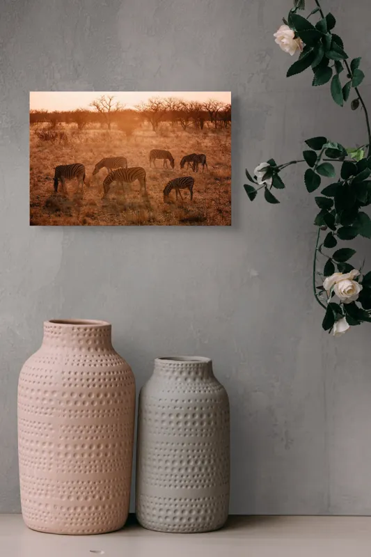 Tablou Canvas, "Zebre în lumina apusului african", Zebre, Apus, Savannah, Copaci, Iarbă, Siluete, Lumină, Relaxare, 39 x 26 cm – poza 4