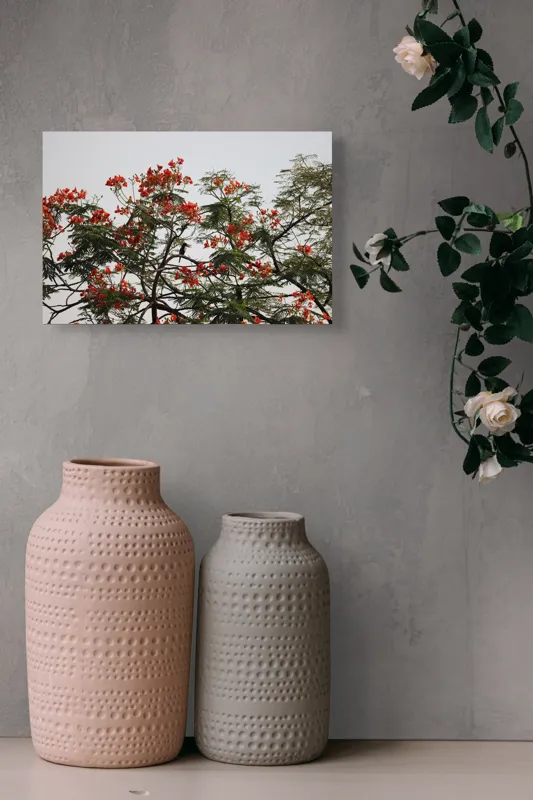 Tablou Canvas, "Papagal printre flori de flamboyant", Roșu, Frunze, Ramuri, Păsăre, Cer, Arbori, Flori, Natură, Culoare, Contrast, 39 x 26 cm – poza 4