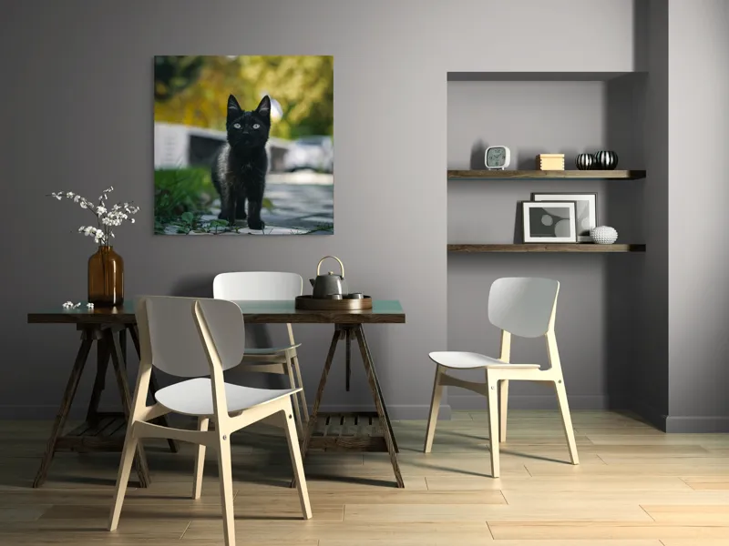 Tablou Canvas, "Pisoiul negru pe cărăruie însorită", Negru, Ochii, Pisică, Trotuar, Natură, Verdeață, Blană, Curiozitate, 100 x 100 cm – poza 6