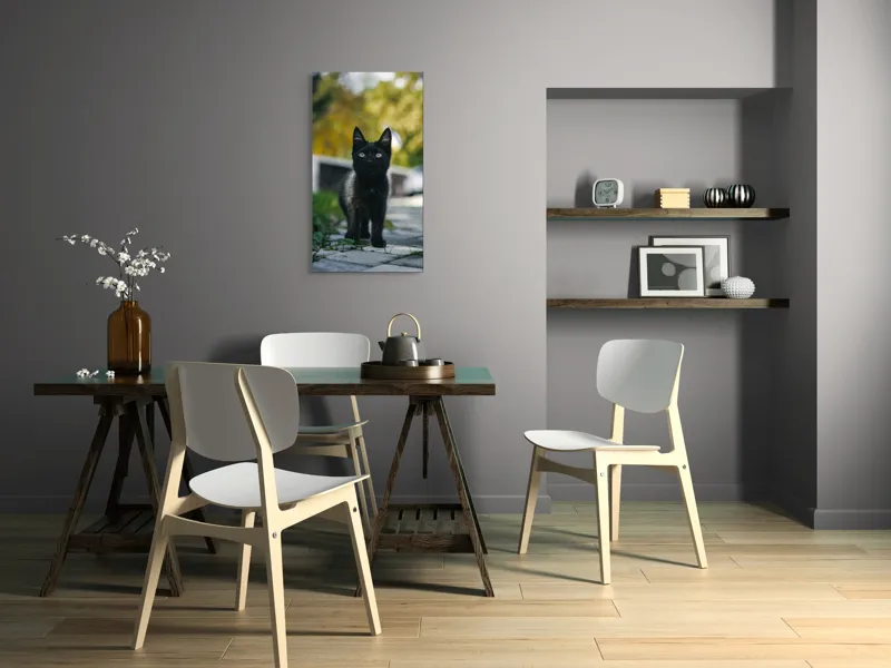 Tablou Canvas, "Pisoiul negru pe cărăruie însorită", Negru, Ochii, Pisică, Trotuar, Natură, Verdeață, Blană, Curiozitate, 50 x 90 cm – poza 4