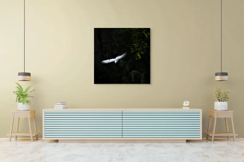 Tablou Canvas, "Pasărea albă în zbor nocturn", Porumbel, Zbor, Noapte, Întuneric, Aripi, Strălucire, Pădure, Serenitate, 100 x 100 cm – poza 5
