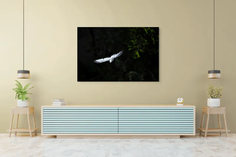 Tablou Canvas, "Pasărea albă în zbor nocturn", Porumbel, Zbor, Noapte, Întuneric, Aripi, Strălucire, Pădure, Serenitate, 150 x 100 cm – poza 6