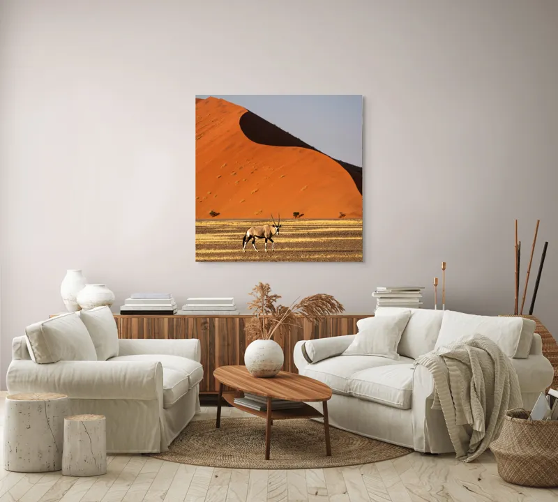 Tablou Canvas, "Oryx în fața dunelor portocalii", Antilopă, Dune, Deșert, Orange, Cer, Umbre, Linie, Vegetație, 100 x 100 cm – poza 3
