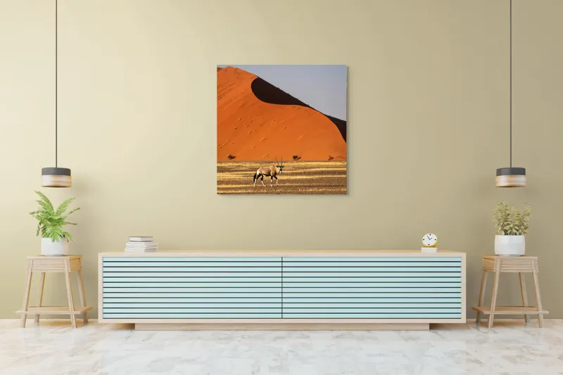 Tablou Canvas, "Oryx în fața dunelor portocalii", Antilopă, Dune, Deșert, Orange, Cer, Umbre, Linie, Vegetație, 100 x 100 cm – poza 5