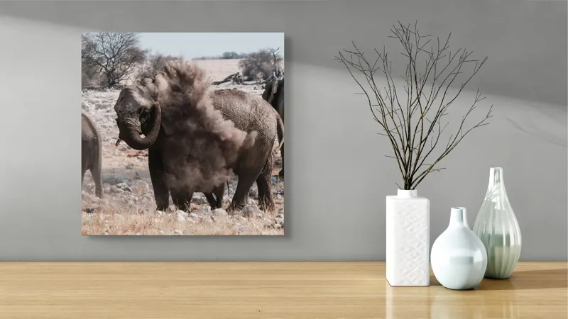 Tablou Canvas, "Elefanți într-o furtună de praf africana", Elefanți, Savana, Noroi, Praf, Vegetație, Copaci, Peisaj, Faună., 50 x 50 cm – poza 3