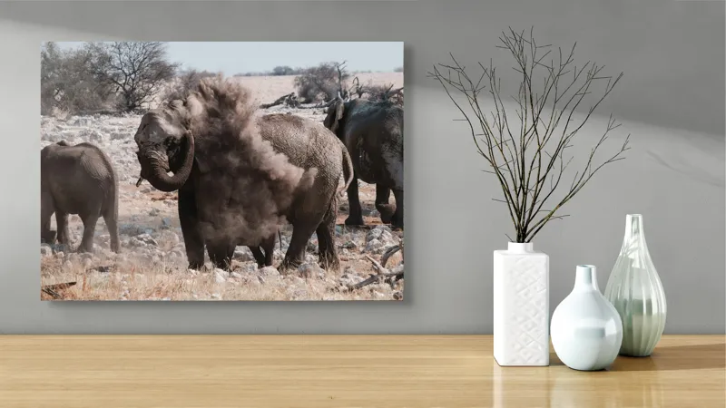 Tablou Canvas, "Elefanți într-o furtună de praf africana", Elefanți, Savana, Noroi, Praf, Vegetație, Copaci, Peisaj, Faună., 70 x 50 cm – poza 3