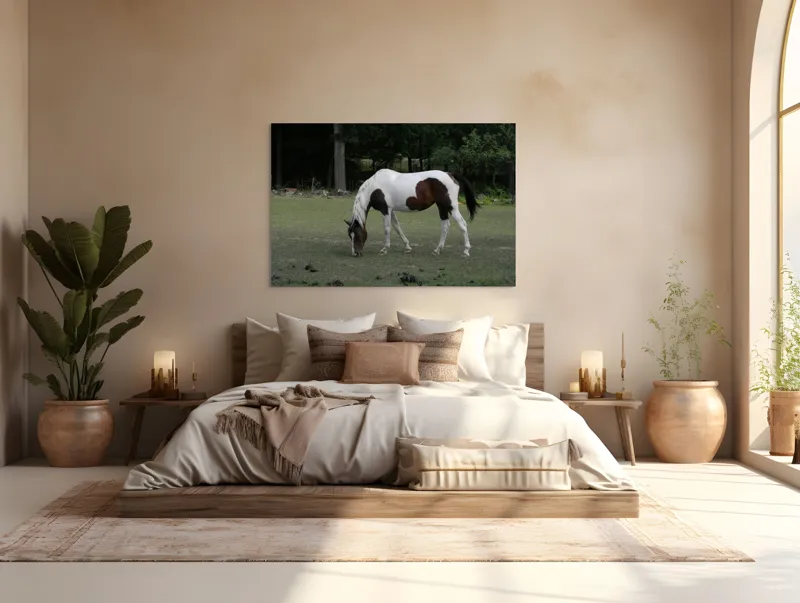 Tablou Canvas, "Cal pestriț păscând în liniște", Cal, Pășune, Copaci, Natură, Relaxare., 150 x 100 cm – poza 4