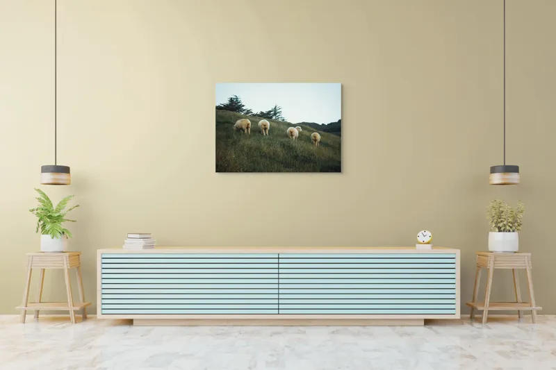 Tablou Canvas, "Oile pășunând pe colina înverzită", Oi, Pajiste, Verdeata, Natura, Cer, Relaxare, Peisaj, Liniste, Deal, Vegetatie, 100 x 70 cm – poza 4
