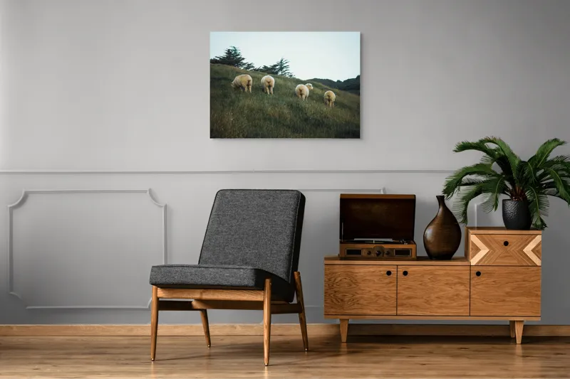 Tablou Canvas, "Oile pășunând pe colina înverzită", Oi, Pajiste, Verdeata, Natura, Cer, Relaxare, Peisaj, Liniste, Deal, Vegetatie, 100 x 70 cm – poza 8