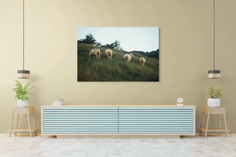 Tablou Canvas, "Oile pășunând pe colina înverzită", Oi, Pajiste, Verdeata, Natura, Cer, Relaxare, Peisaj, Liniste, Deal, Vegetatie, 150 x 100 cm – poza 6