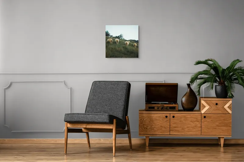 Tablou Canvas, "Oile pășunând pe colina înverzită", Oi, Pajiste, Verdeata, Natura, Cer, Relaxare, Peisaj, Liniste, Deal, Vegetatie, 50 x 50 cm – poza 6