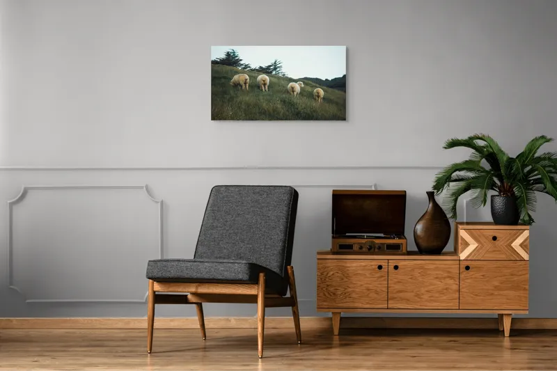 Tablou Canvas, "Oile pășunând pe colina înverzită", Oi, Pajiste, Verdeata, Natura, Cer, Relaxare, Peisaj, Liniste, Deal, Vegetatie, 90 x 50 cm – poza 6