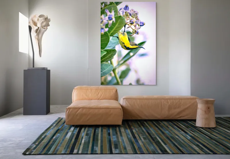Tablou Canvas, "Pasărea în grădina cu flori albastre", Pasăre, Floră, Frunziș, Culori, Delicatețe, Natură, Fragilitate, Echilibru, 100 x 150 cm – poza 7