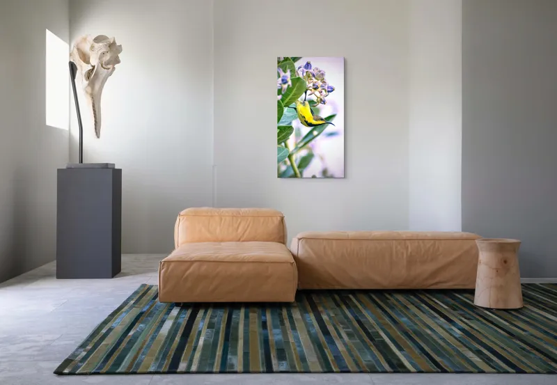 Tablou Canvas, "Pasărea în grădina cu flori albastre", Pasăre, Floră, Frunziș, Culori, Delicatețe, Natură, Fragilitate, Echilibru, 50 x 90 cm – poza 5