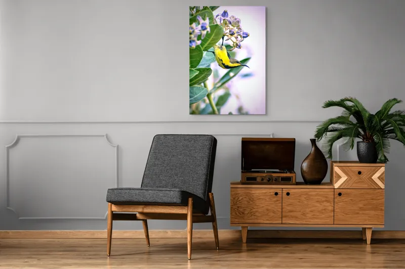 Tablou Canvas, "Pasărea în grădina cu flori albastre", Pasăre, Floră, Frunziș, Culori, Delicatețe, Natură, Fragilitate, Echilibru, 70 x 100 cm – poza 6