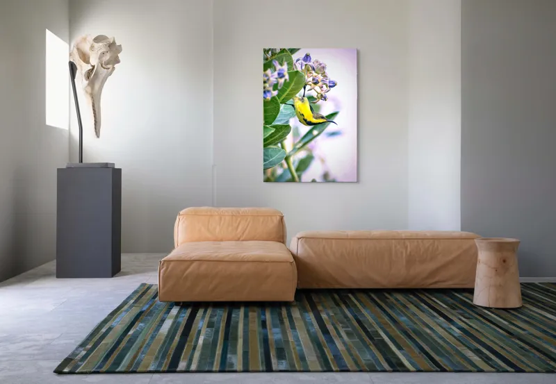Tablou Canvas, "Pasărea în grădina cu flori albastre", Pasăre, Floră, Frunziș, Culori, Delicatețe, Natură, Fragilitate, Echilibru, 70 x 100 cm – poza 7